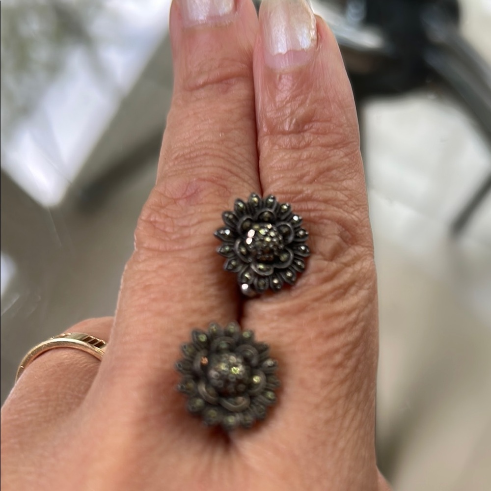 Elegant Floral Silver Earrings clip
